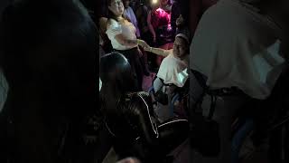 Me BAJÉ del escenario a CANTARLE a una fan y vean lo que pasó 🎶🥳