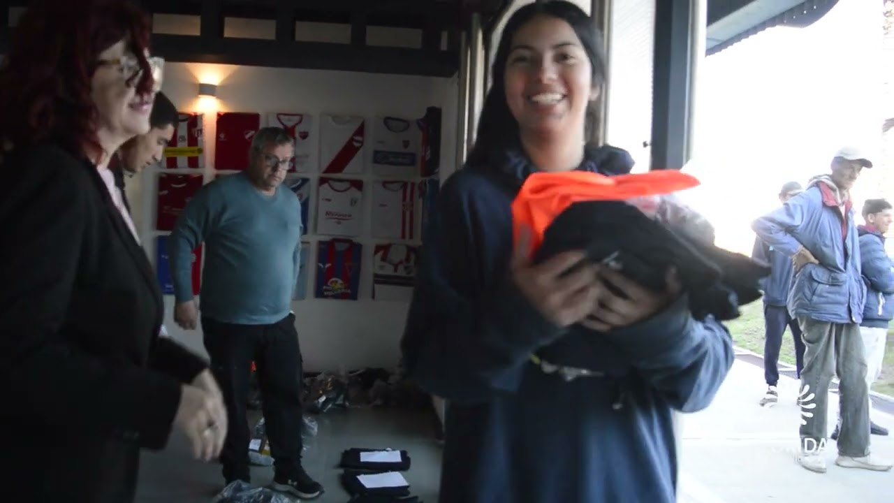 Entrega de indumentaria de trabajo a participantes del programa Uruguay Impulsa