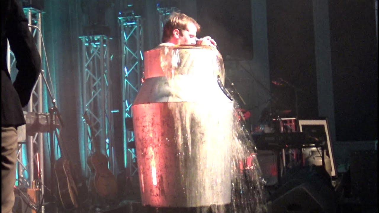 Locked up underwater for 4 minutes on stage Milk Can Escape YouTube