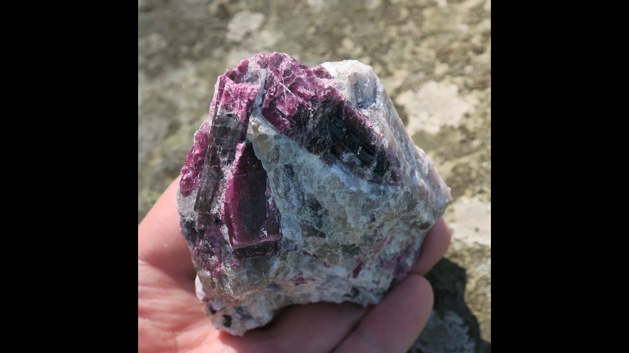 Pegmatiitti 274g albiitti, turmaliini, lepidoliitti ym Suomi  Hi68h2 