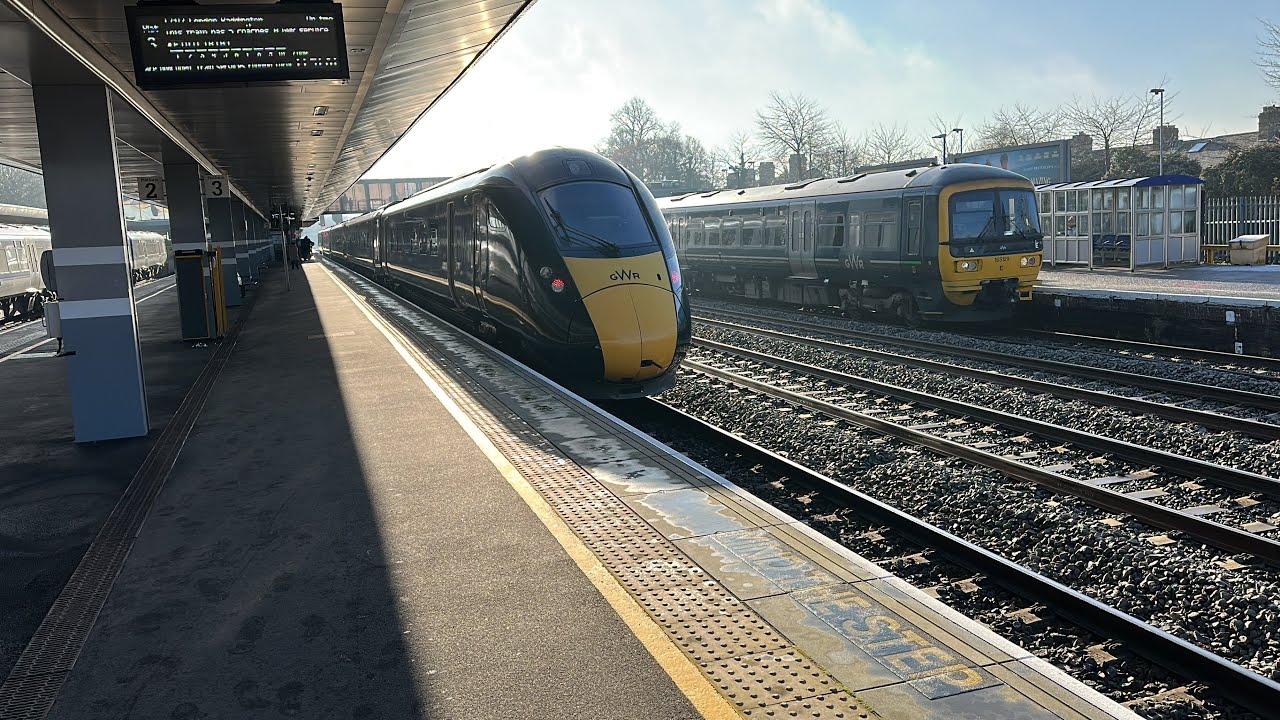 Great Western Railway, Chiltern Railways and CrossCountry Trains at Oxford on December 10th 2022