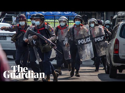 Силовики стреляют по протестующим - видео