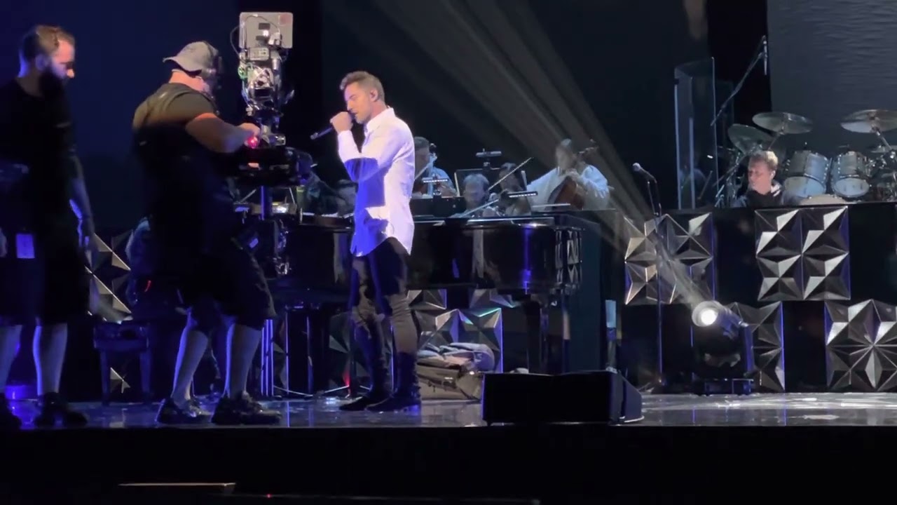 ￼ David Bisbal, cantando en el ensayo La Musa Awards.￼ Homenaje M.Alejandro