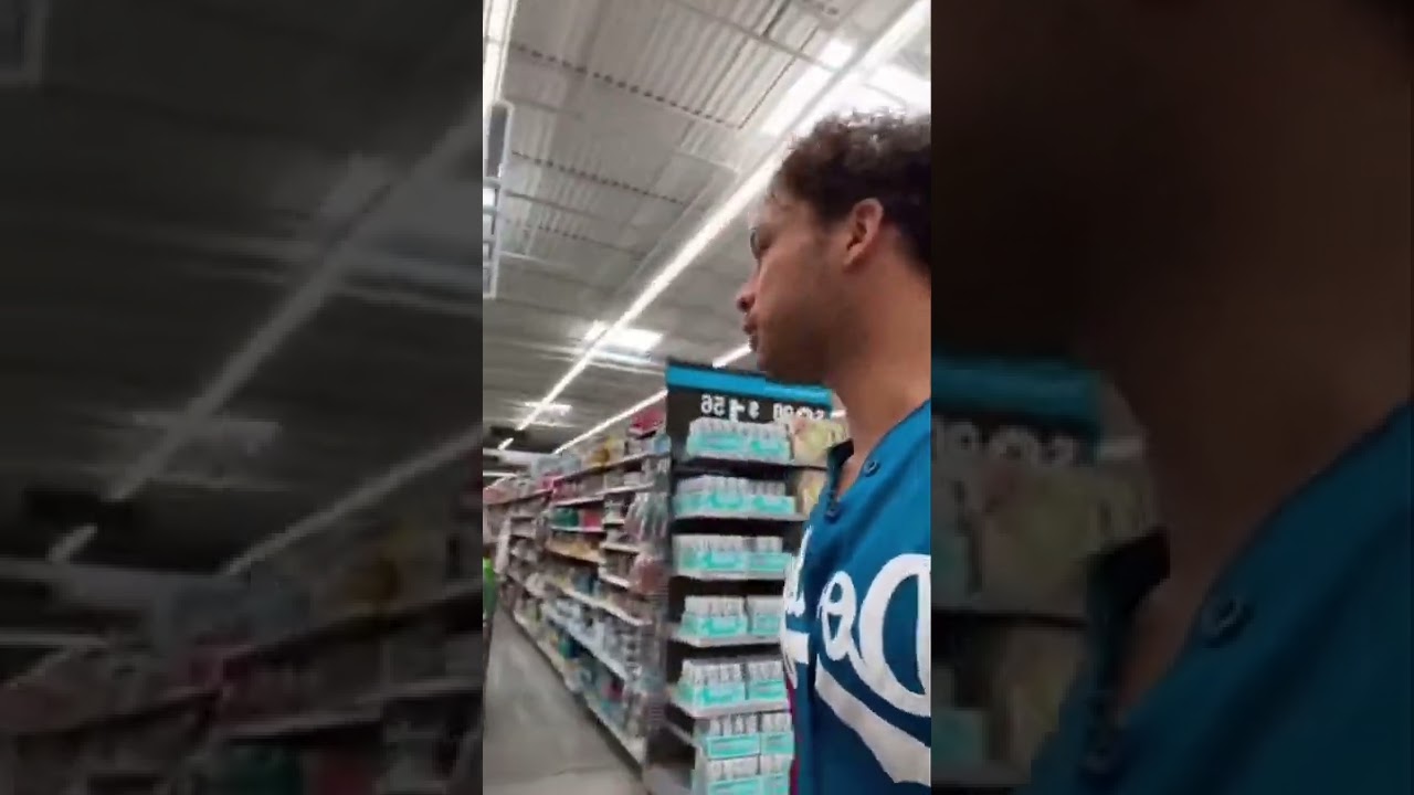 FLEXING THAT I HAVE CLOUT TO RANDOM PEOPLE