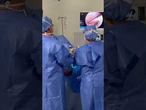 Dr. José Enrique Herrera Mesino en quirófano