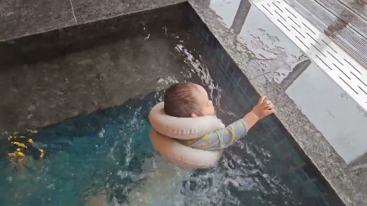 물놀이 즐기는 17개월 / 아난티