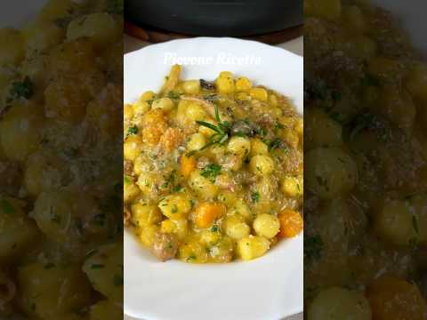 Zucca funghi e salsiccia abbracceranno gli gnocchetti di patate😋