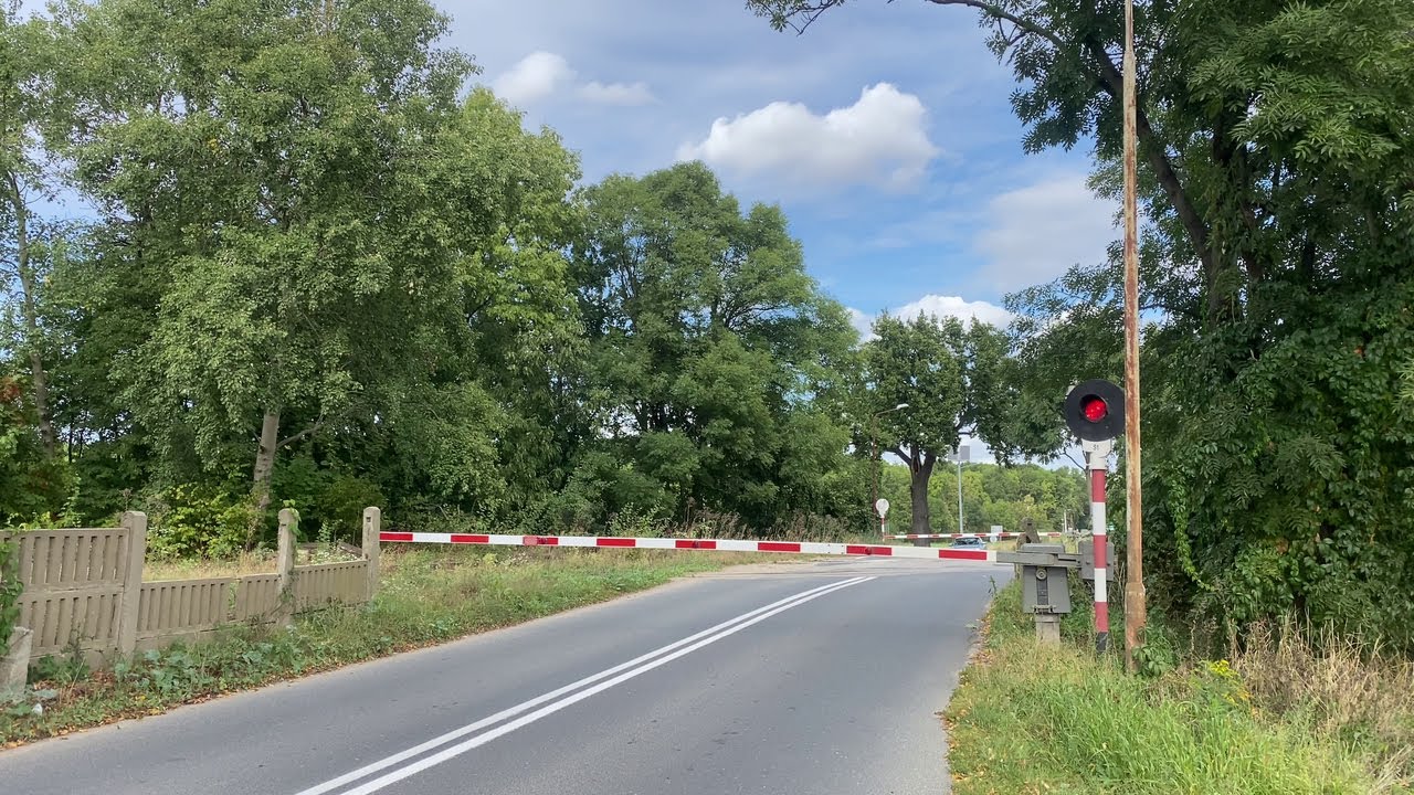 [UNIKAT] Mietków ul. Kolejowa, zabytkowy przejazd kolejowy z EHZ-12, [4K]