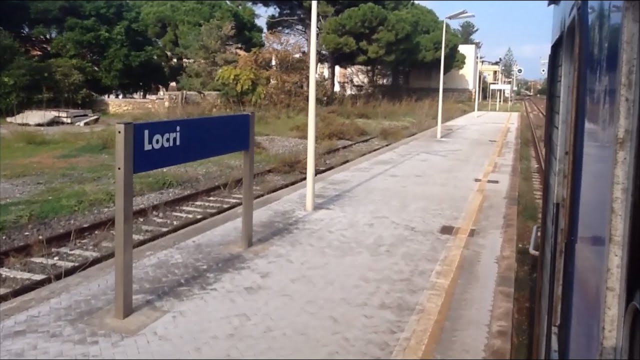 Partenza dalla stazione di Locri (RC) con treno regionale 12716