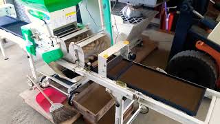 苗箱の床土入れ