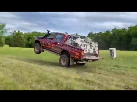 ОФФ РОУД И ПРЫЖКИ НА ГРУЖЕННОМ TOYOTA HILUX | WhistlinDiesel на русском