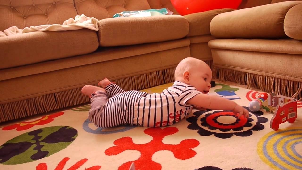 Ребенок в 5 месяцев видео. Ребенок ползает. 5 Месяцев ребенку. 6 Месяцев мальчику. Маленький ребенок на полу.