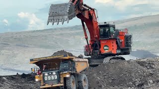 Big diger  Hitachi Ex2600-6 Excavator loading Cat 777 dumper ~ miningstory 