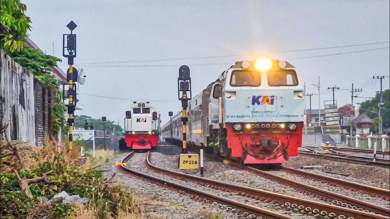 PASUKAN KERETA PAGI PADATI STASIUN KECIL AREA JOMBANG!! Berburu Kereta Api di Stasiun Sumobito