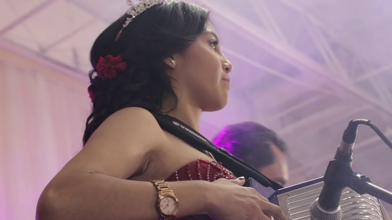 Quinceañera Sorprende a sus tios y familiares, tocando el acordeon