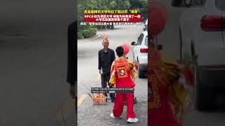卖金箍棒的大爷叫住了路过的“猴哥”，小伙为大爷单独表演了一段