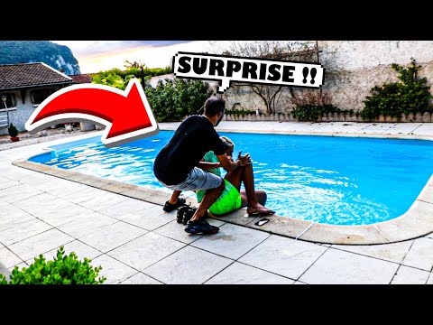 JE POUSSE MOMO DANS MA NOUVELLE PISCINE POUR LA PREMIÈRE FOIS !! *IL DEVIENS FOU*