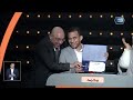 الروائي عصام يوسف يسلم عائلة مرسي كأس الموسم الثامن لبرنامج العباقرة عائلات