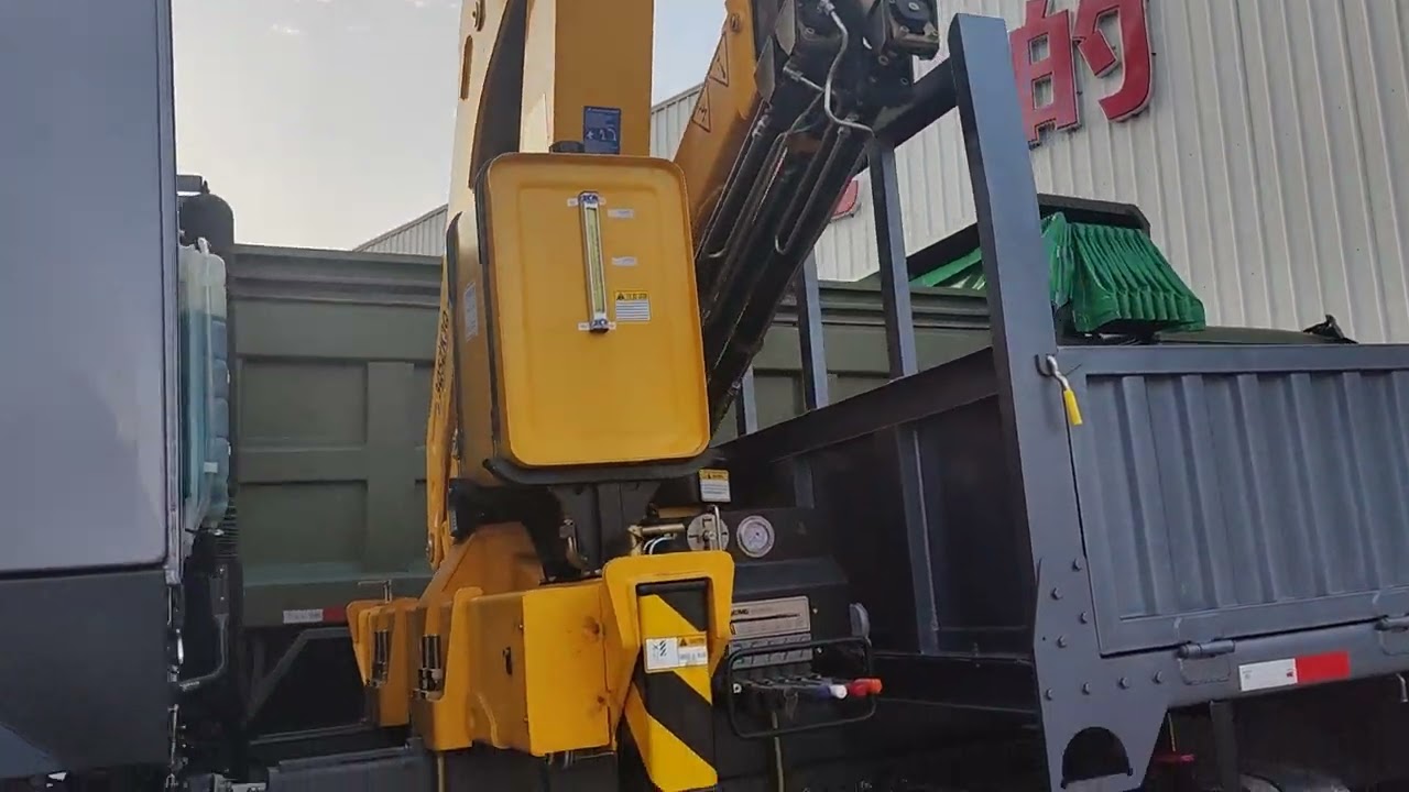 SIMOTRUK The truck is equipped with a 5 ton folding arm crane.