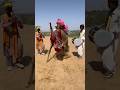 صادم ومضحك في الصحراء! رجل يقرع الطبول وامرأة تثير الفوضى قرب الجمل 🐪🥁😱🔥