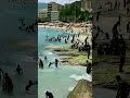  طفل يضع شاب في موقف محرج على الشاطئ  