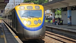 4026次樹林發車開往花蓮EMU800型八輛二編組EMU891車王+EMU892編組二代黃頭微笑號區間車，和4137次蘇澳發車經由宜蘭線開往樹林EMU500型八輛二編組EMU523+EMU513區間車