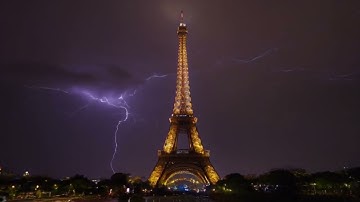 LIGHTNING STRIKE ON EIFFEL TOWER (AI MADE)