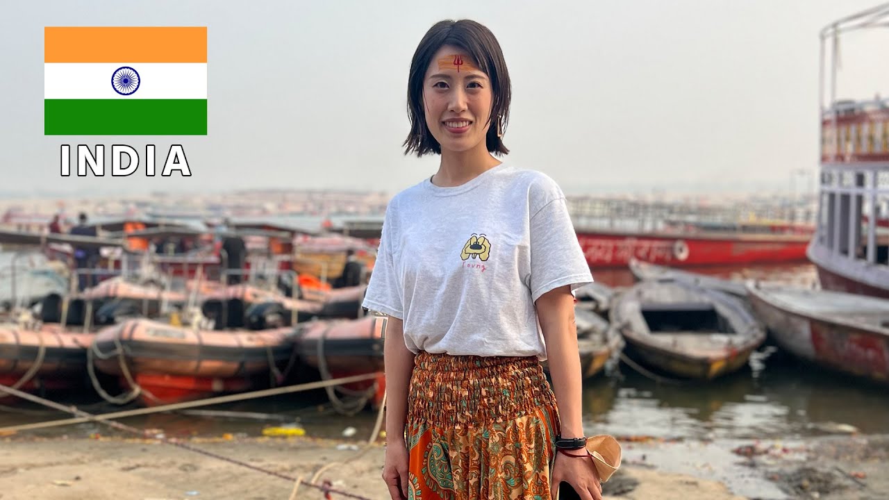 Люди, живущие у Река Ганг в Варанаси , священном месте для индуизма.