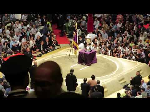 朝乃山 初優勝賜杯授与