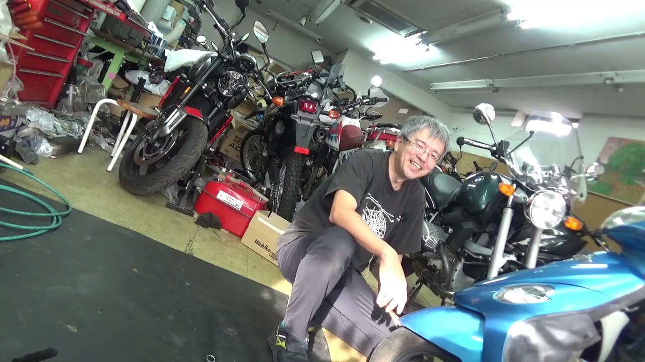 2017年モデル。  SYM。  Xpro。 風。 とても良いエンジン。  8042キロ。 フロントタイヤは新品です。 バックタイヤは新品です。 バッテリーは新品です。 エンジンオイルは新品です。 サイドスタンド。 X Pro 風50 エンジンオイル、フロントタイヤ交換をしながらの話 - YouTube