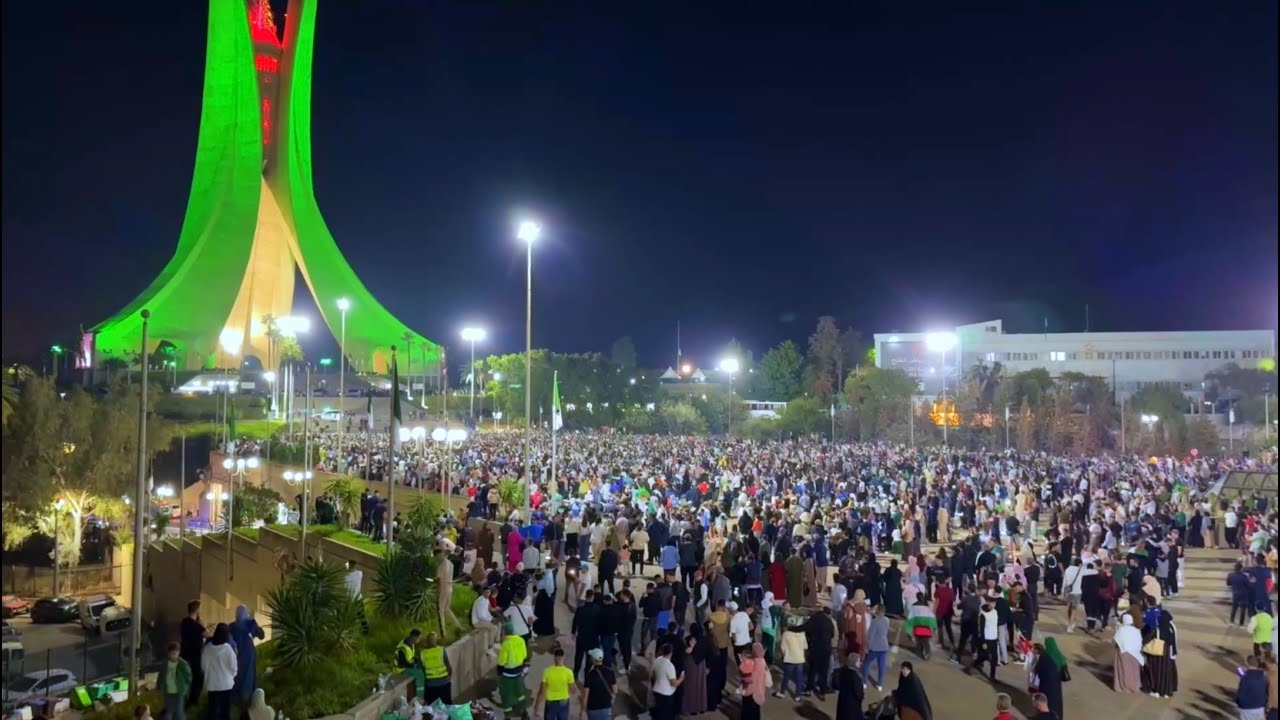 الأجواء في مقام الشهيد عند منتصف الليل.. حضر جمهور غفير وغابت الألعاب النارية فرد بطريقته الخاصة