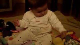 Lara Oturuyor Ve Dusuyor