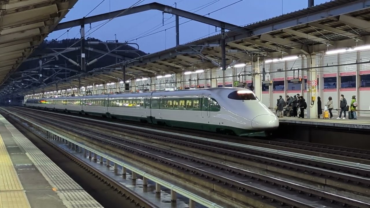 東北新幹線 福島駅 やまびこ202号 200系カラー E2系J66編成 - YouTube