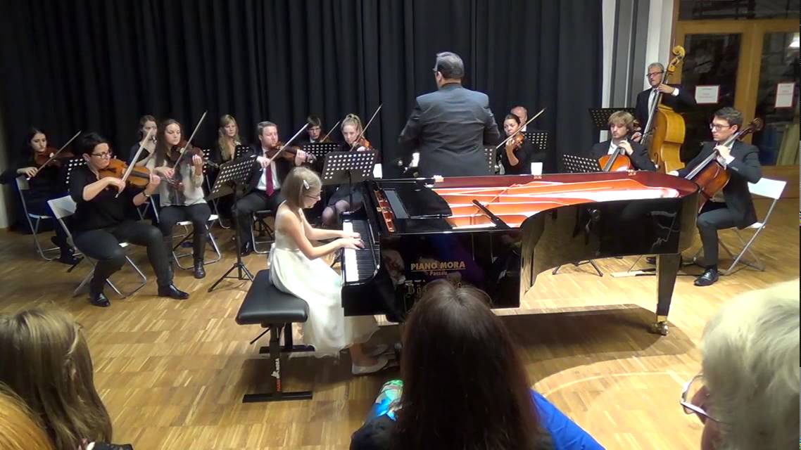 Ariane Friedenberger plays J. Haydn Concerto for Piano and Orchestra D-Major, Hob. XVIII:11 auf YouTube ansehen Ariane Friedenberger plays J. Haydn Concerto for Piano and Orchestra D-Major, Hob. XVIII:11 auf YouTube ansehen