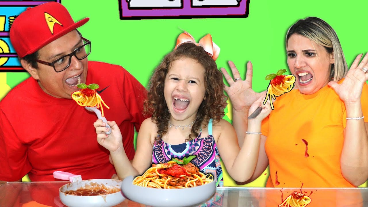 VALENTINA BRINCANDO DE BABÁ DA MAMÃE E O PAPAI