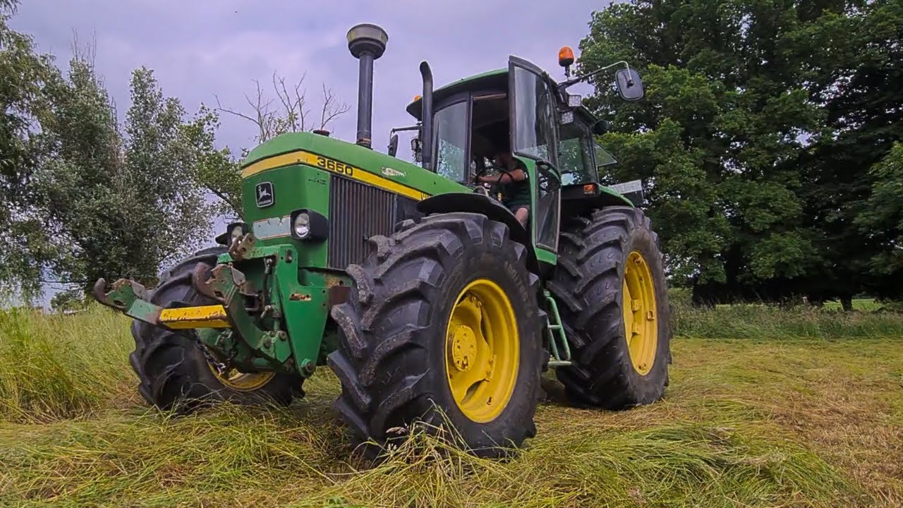 Fauchage avec un John Deere 3650 et une Claas Disco 2650plus