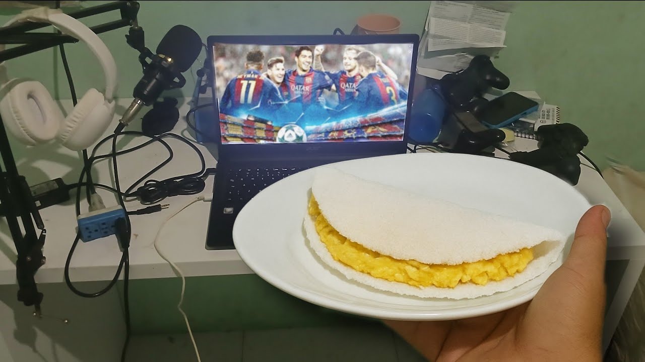 Gamer CLT fazendo um lanche na Madrugada pós Trabalho