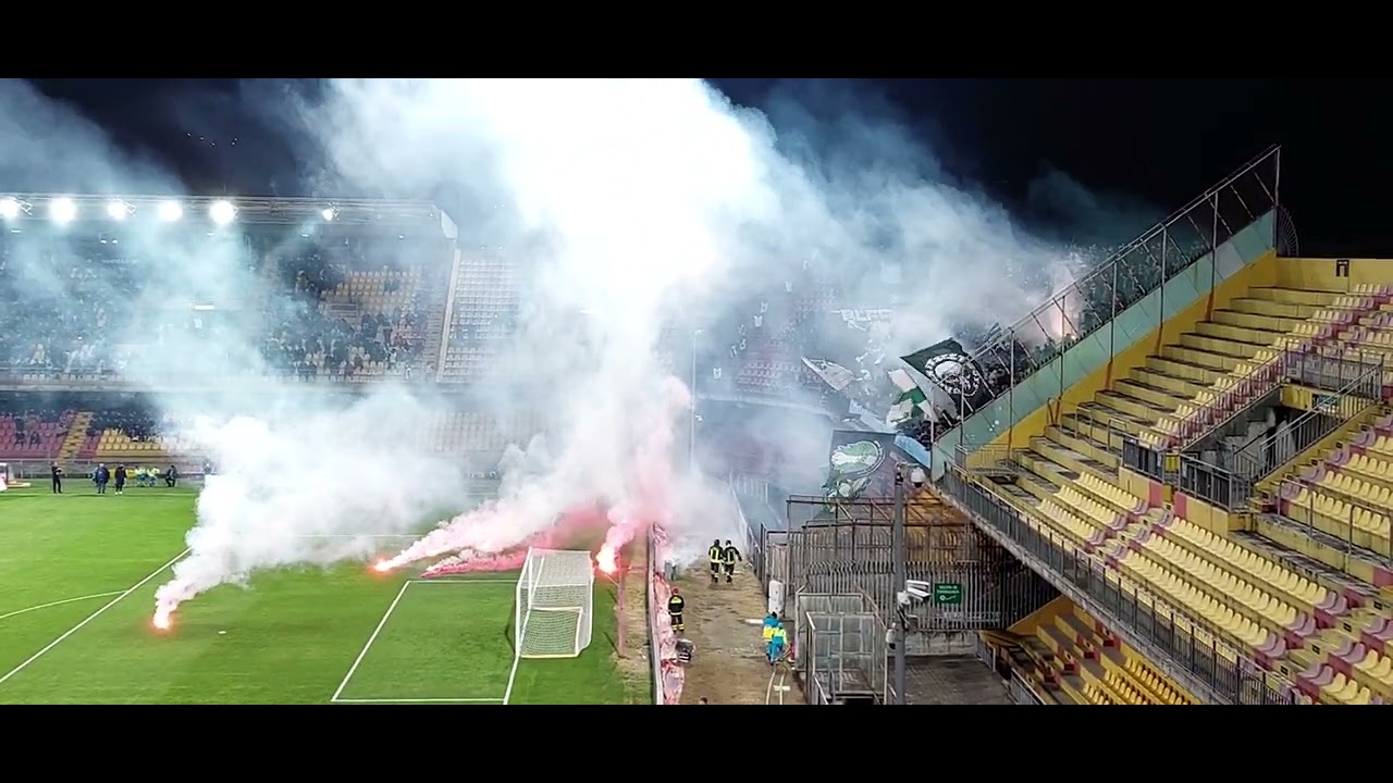 BENEVENTO-AVELLINO  TIFOSI   IRPINI BOMBE IN CAMPO