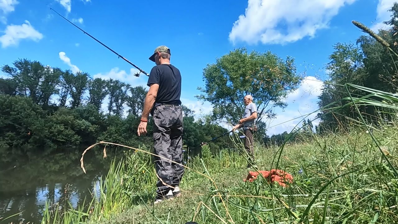 Рыбачим с отцом на пруду