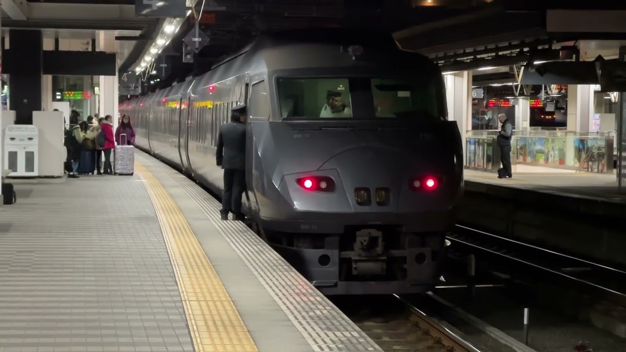 大分駅4番のりば 踏切事故のダイヤ乱れにより にちりんとソニックが同じホームから連続発着で大混乱