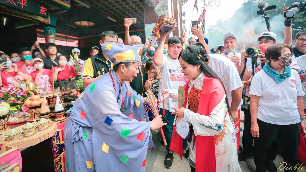 【 大樹久堂慈后宮～慶贊旗山旗尾開基聖母宮老媽祖祈安遶境 】 ～02～巷仔媽～二媽降駕 首次與瀟灑女濟公相見歡 猜猜在交談什麼 入旗尾五龍山鳳山寺 參香2022/09/04