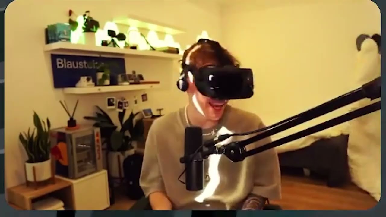Blau CAUGHT REDHANDED By Fuslie Doing This...