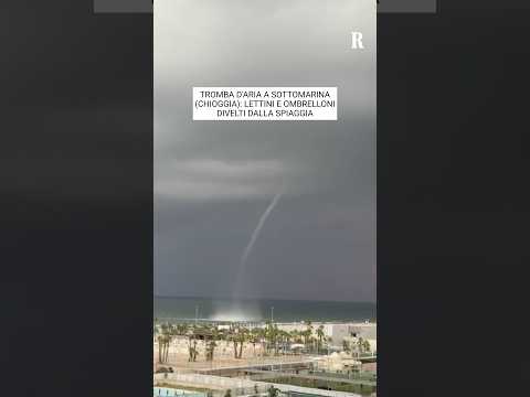 Video Tromba d'aria a Sottomarina, volano lettini e ombrelloni