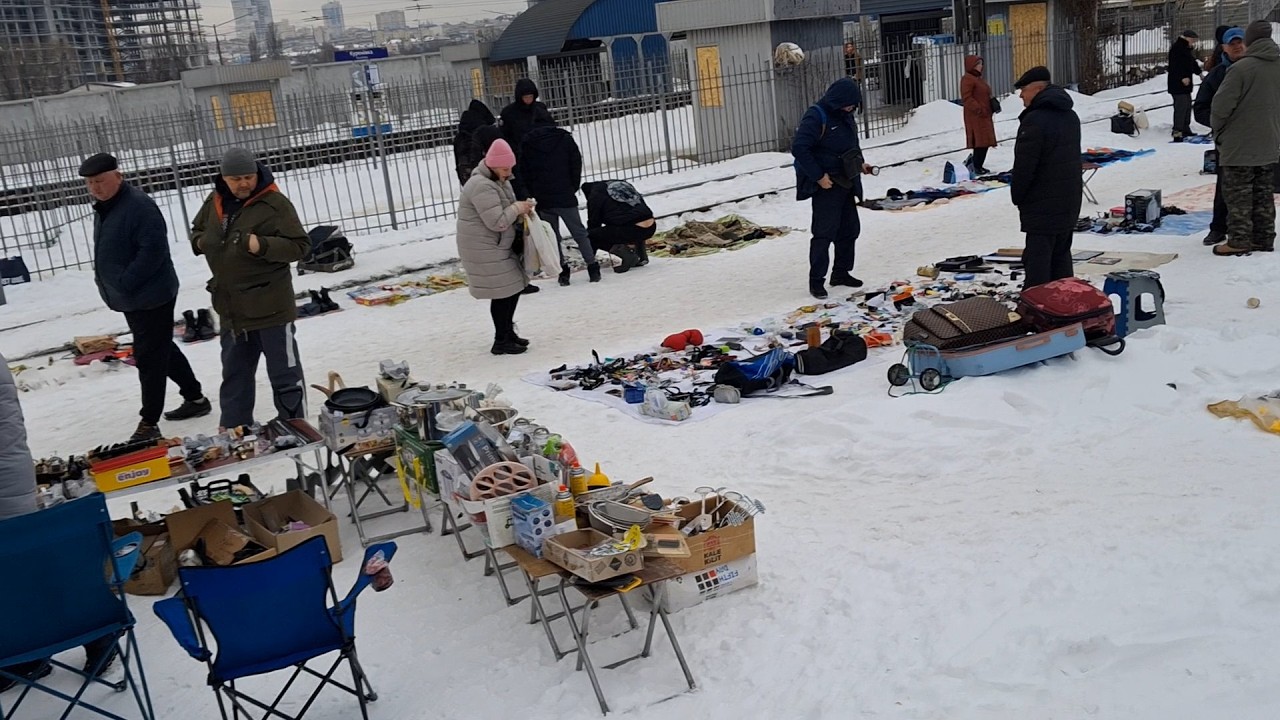 Воскресенье на киевской барахолке.