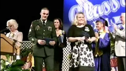 Army sergeant surprises sister at graduation