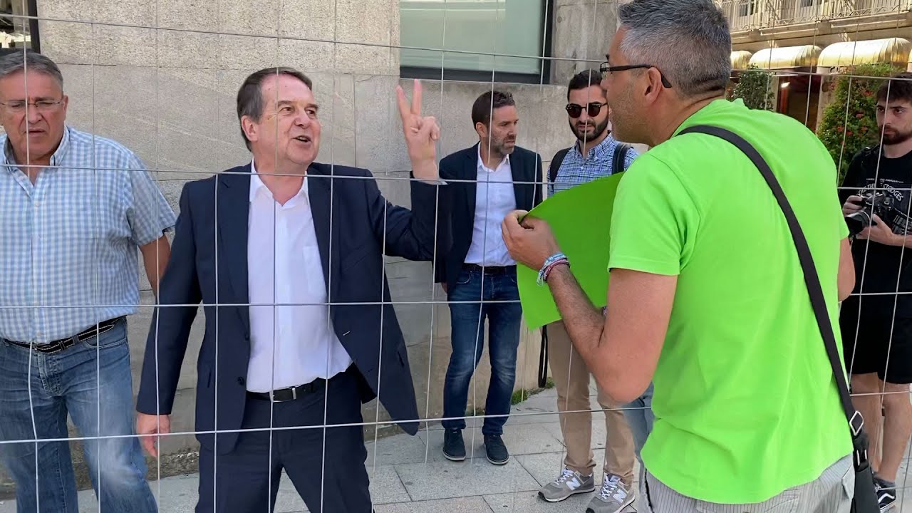 Enfrentamiento entre Caballero y vecinos de Teis en el centro de Vigo ...