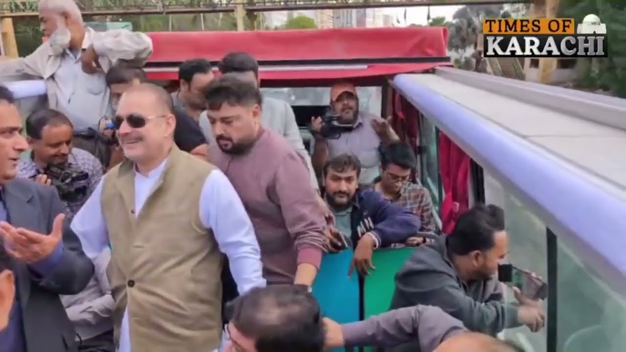 В Карачи запущено движение двухэтажных автобусов | Шарджил Мемон на новом автобусе | Карачи