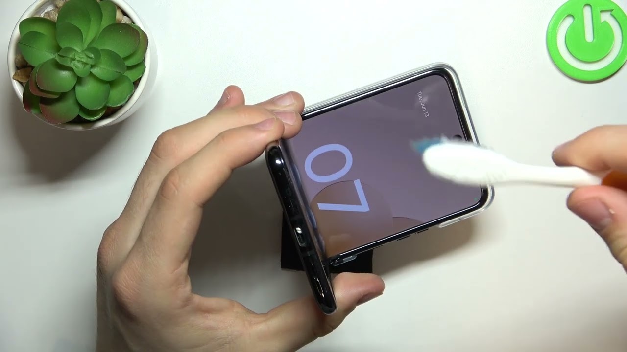 How to Clean the USB Port of MOTOROLA Razr 40 Ultra Phone with a Toothbrush