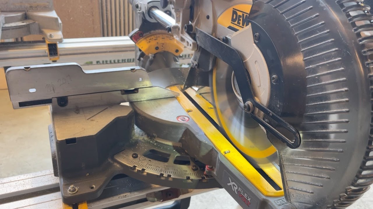 Køb Kapsav DeWalt DCS727 med DeWalt arbejdsbord på Klaravik