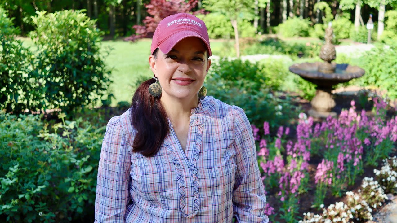 Эксклюзивный взгляд: сад на заднем дворе в начале июня